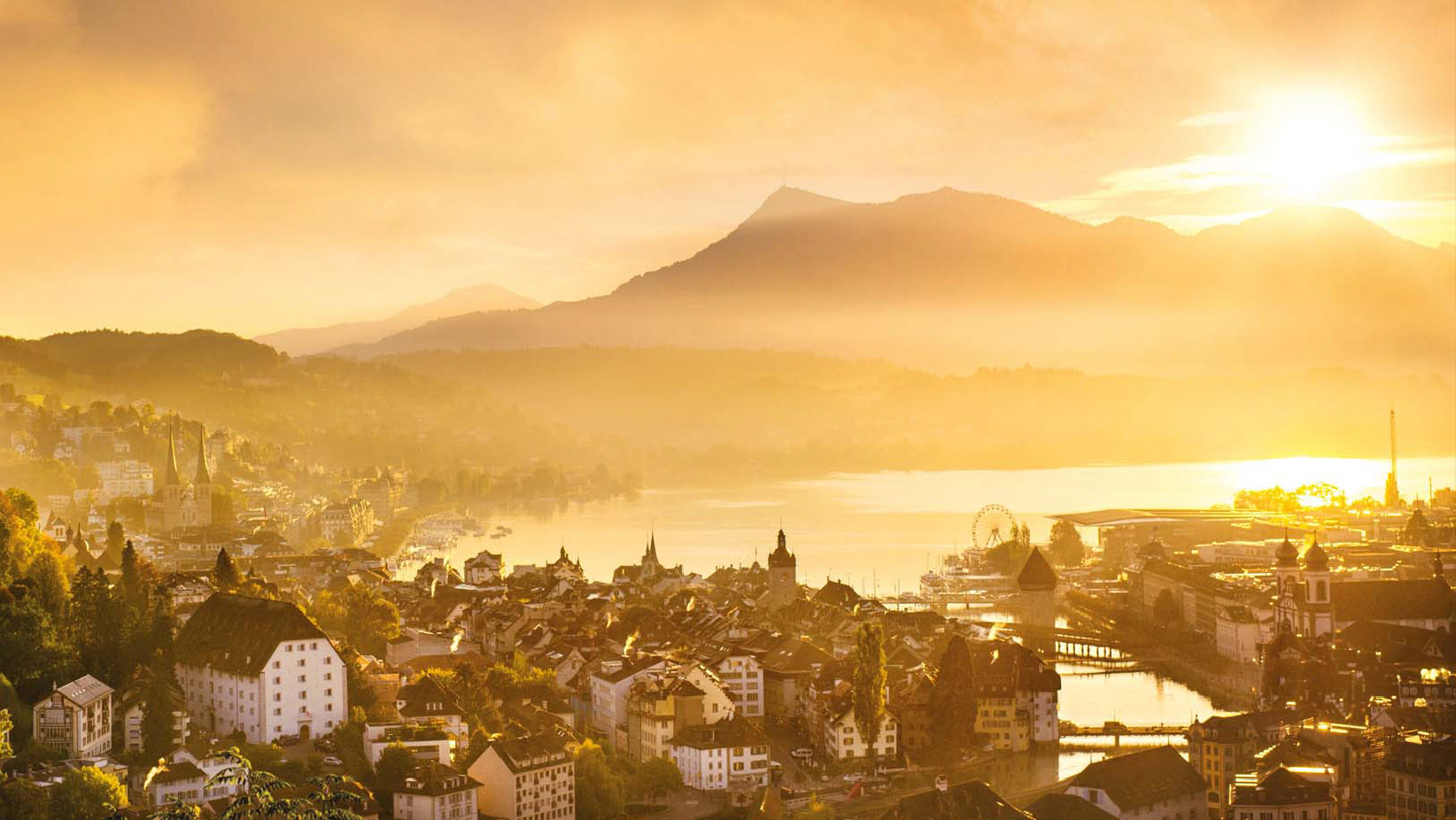 ルツェルンはスイスの中央に位置し、美しい湖と奥に連なるアルプスの山ある。中世の建物が立ち並び、絵画のような風景は人々を魅了する美しい古都である
